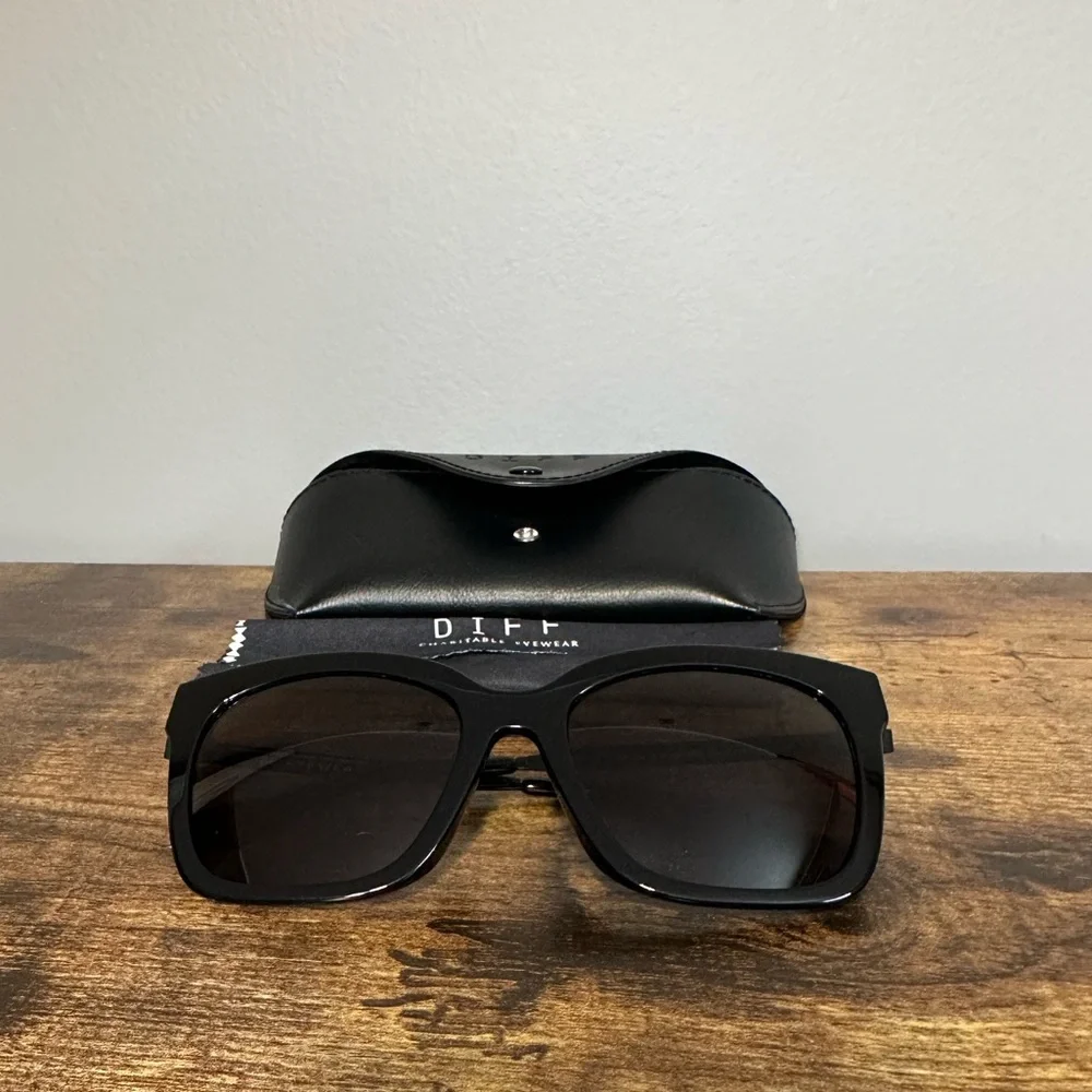 Diff Eyewear Black Sunglasses with Case - Picture 1 of 12